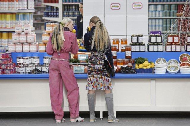 chanel-fashion-show-fall-2014-winter-2015-10