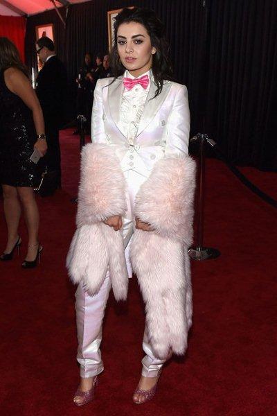 Charli- XCX-red-carpet-at-the-2015-GRAMMY- Awards-2015-5